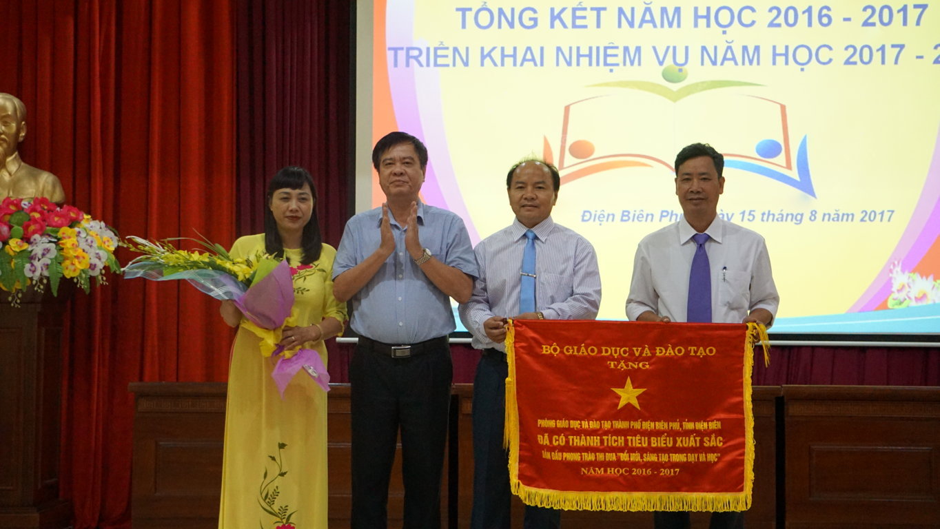 Phòng GD&ĐT thành phố Điện Biên Phủ nhận Cờ thi đua xuất sắc của Bộ GD&ĐT